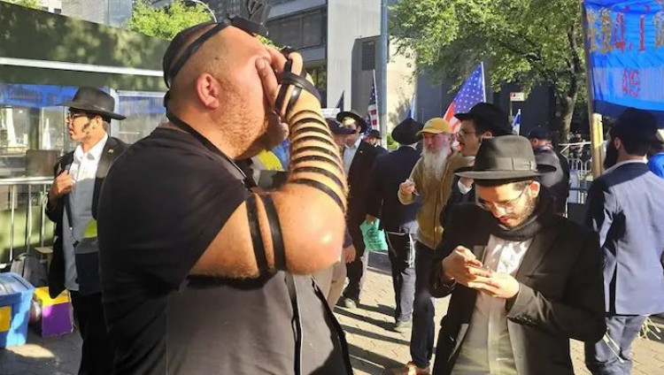 Бруклинские хасиды надели тфилин на протестовавших у здания ООН во время выступления Нетаньяху