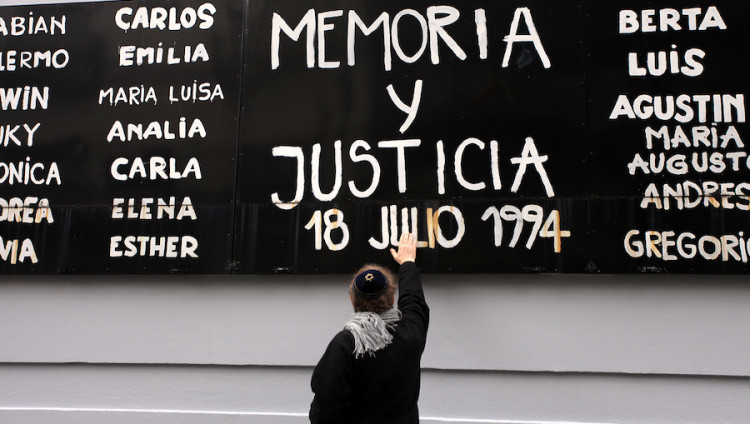 Аргентина объявила 18 июля днем национального траура в память о жертвах теракта в еврейском центре 30 лет назад