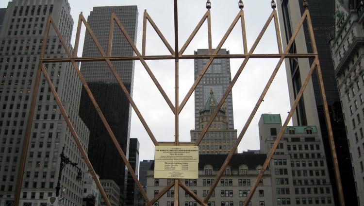 Мэр Нью-Йорка зажег свечу на самой большой ханукие в мире
