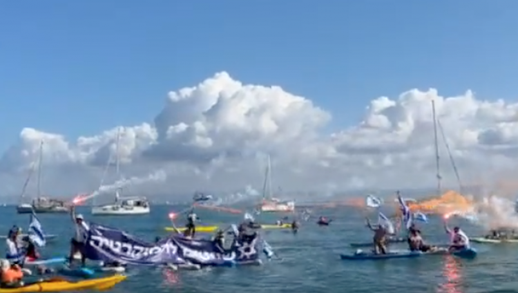 Протестующие заблокировали порт Хайфы с моря. Среди них - бывшие командующие ВМС