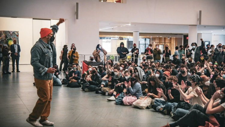 Пропалестинские демонстранты захватили музей МоМа в Нью-Йорке и устроили в нем манифестацию