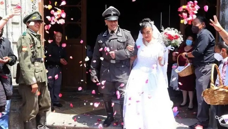 Мексиканская пара сыграла свадьбу в «нацистском стиле» в годовщину самоубийства Гитлера