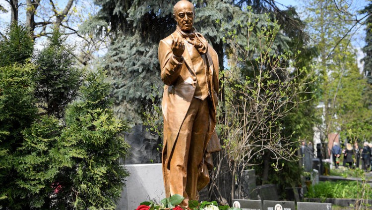 На Новодевичьем кладбище открыли памятник Владимиру Этушу