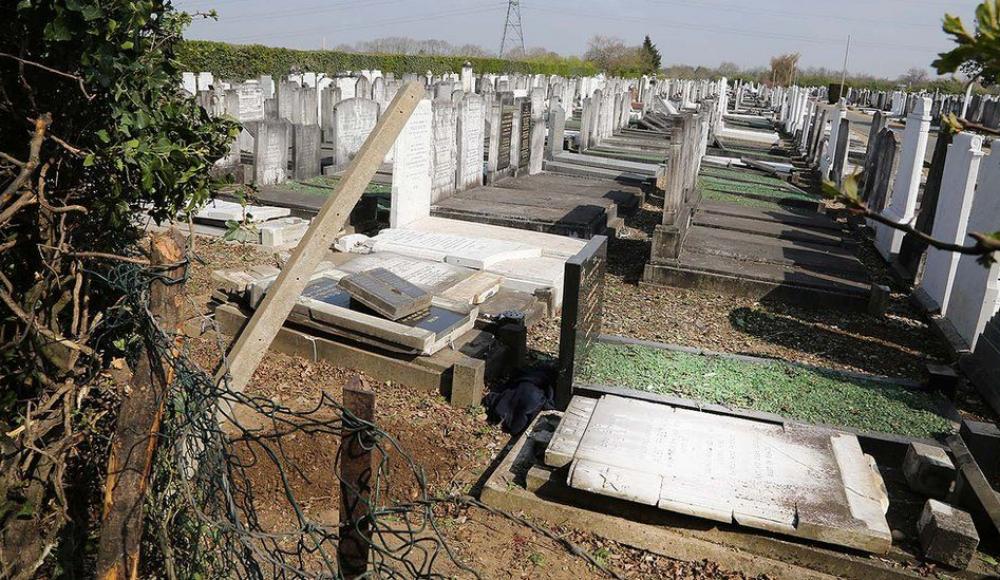 В Британии автомобиль врезался в еврейское кладбище