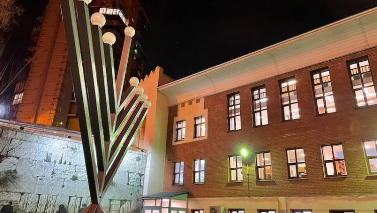 В годовщину Хрустальной ночи в синагогах России прошла акция «Зажженый свет» 