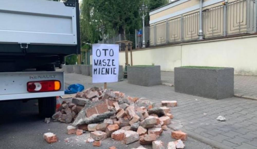 «Вот ваша недвижимость!»: перед посольством Израиля в Варшаве вывалили груду кирпичей