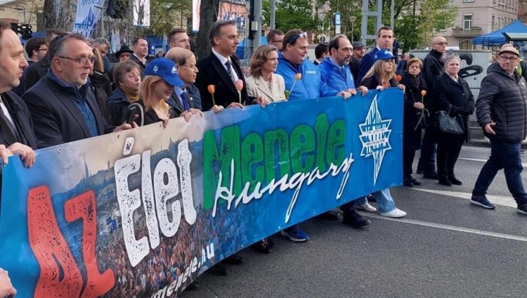 На «Марш живых» памяти жертв Холокоста в Будапеште вышли тысячи людей