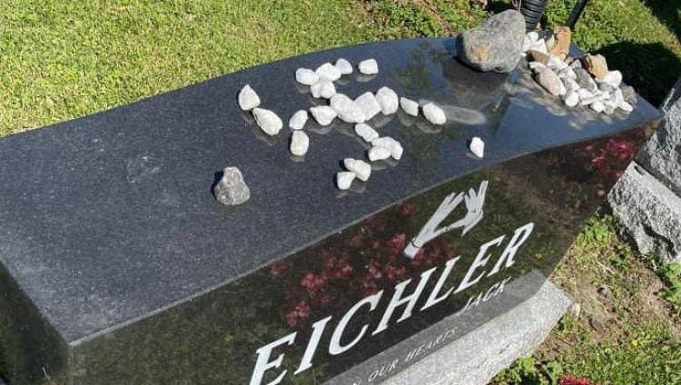Камни выложили в форме свастики. Осквернено еврейское кладбище в Монреале