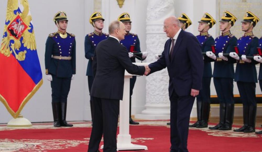 Путин наградил руководителя разработки «Спутника V» Александра Гинцбурга орденом