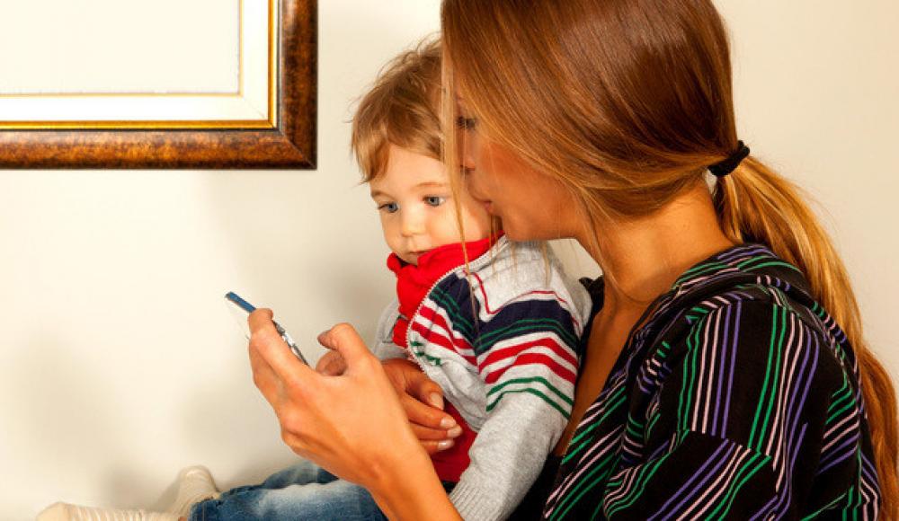 Исследователи Тель-Авивского университета: «зависание» родителей в смартфоне может нарушить развитие ребенка