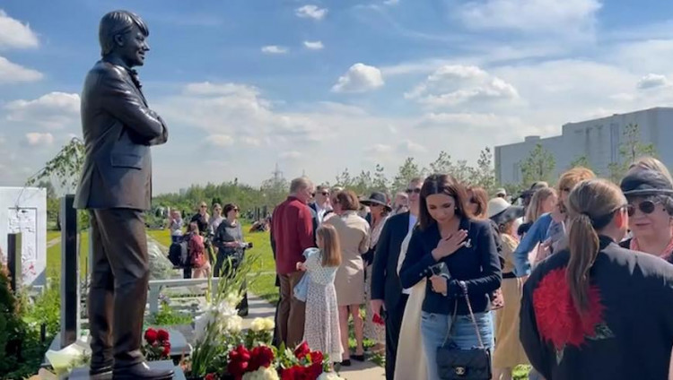 На Троекуровском кладбище в Москве открыли памятник модельеру Валентину Юдашкину