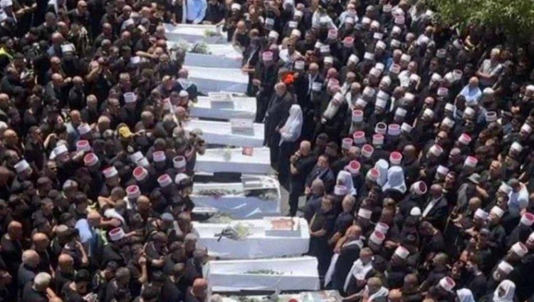 На похороны жертв ракетной атаки «Хезболлы» в Мадждал-Шамсе пришли тысячи людей