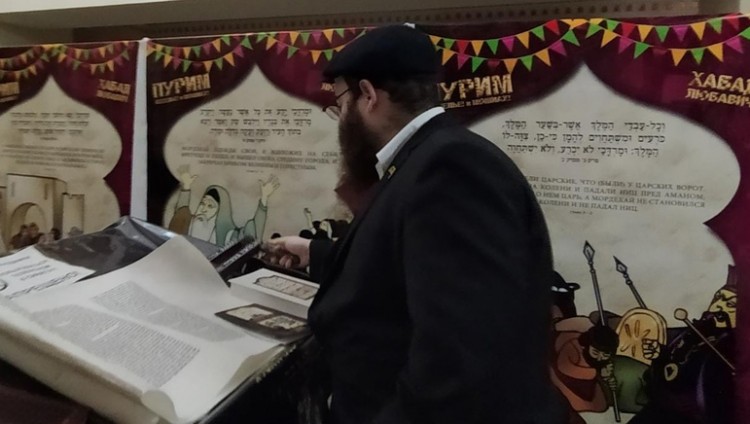 Чтение Мегилат Эстер в синагоге ХАБАДа в Костанае