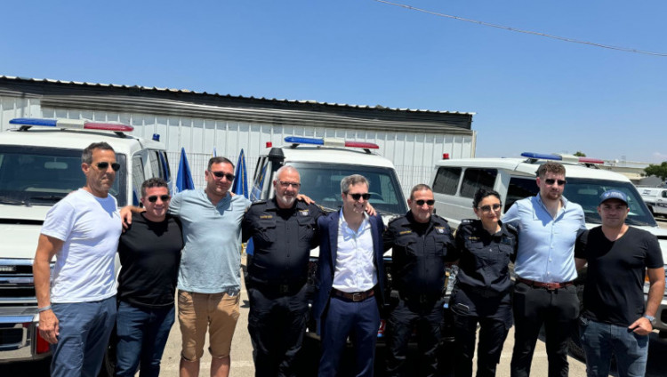 Полиция Израиля получила бронированные машины скорой помощи