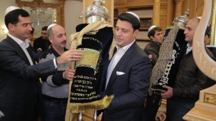 В синагогу Байт-Сфаради внесен 10-й свиток Торы