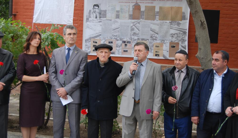 В Хасавюрте в память о подвиге Александра Шубаева установили мемориальную доску
