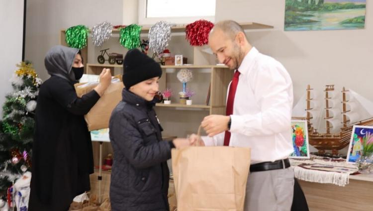 Израильское посольство в Азербайджане подарило воспитанникам детского дома теплую одежду