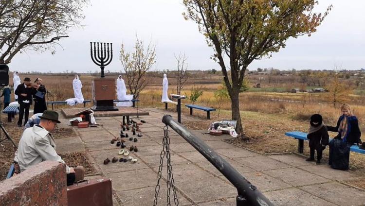 Евреи Мариуполя почтили память жертв Холокоста в поселке Агробаза