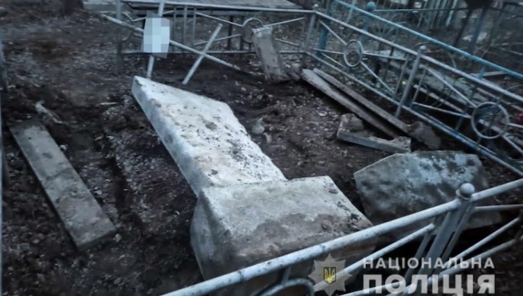 На кладбище в Запорожье разрушены еврейские могилы