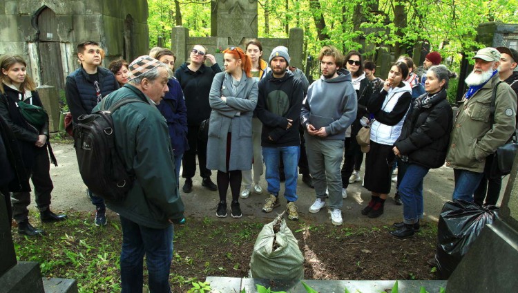 Петербургская община привела в порядок еврейское кладбище
