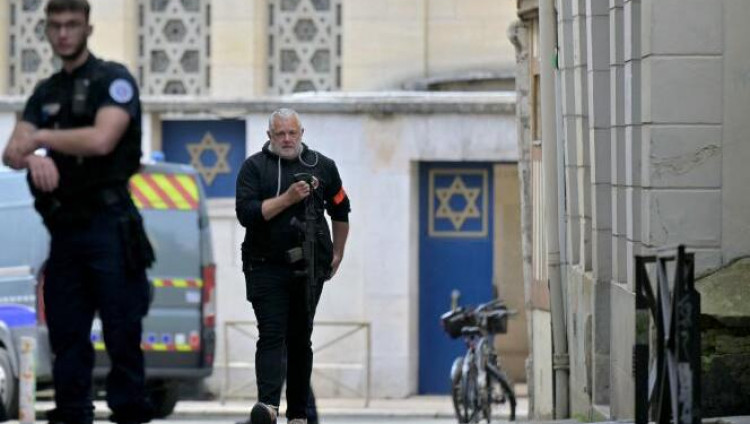 Во Франции двум молодым людям предъявлены обвинения в подготовке терактов против еврейских объектов