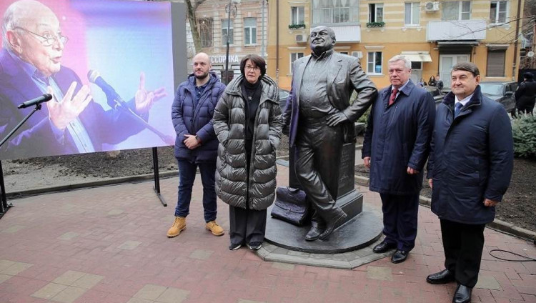 В Ростове-на-Дону открыли памятник сатирику Михаилу Жванецкому