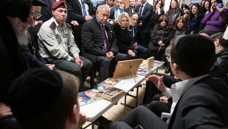 Нетаньяху посетил мать погибших в теракте детей