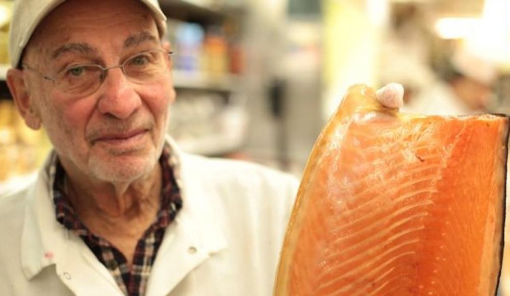 91-летний работник еврейской закусочной возвращается на службу после локдауна