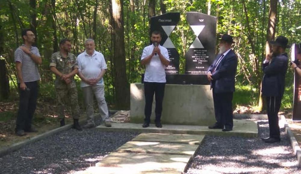 Под Ровно открыли два памятника на местах расстрелов евреев в годы войны