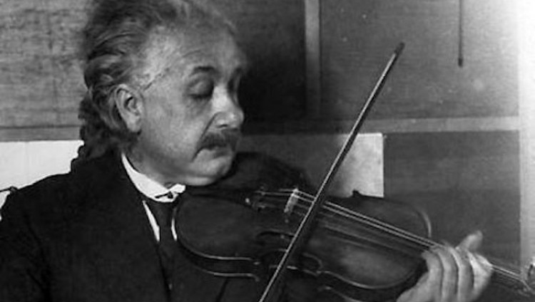 Скрипку Страдивари, которую держал в руках Эйнштейн, продали за $15,3 млн