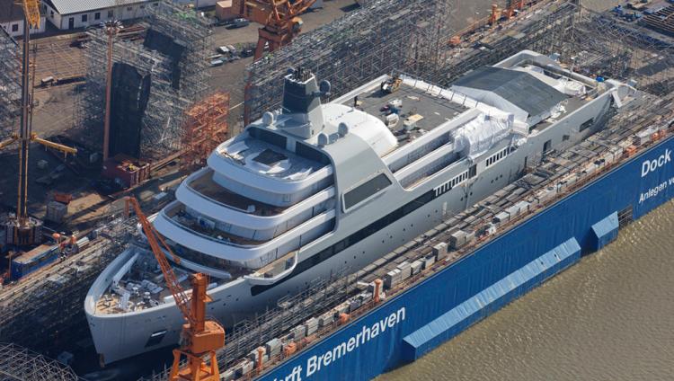 В Германии завершается строительство новой яхты Романа Абрамовича