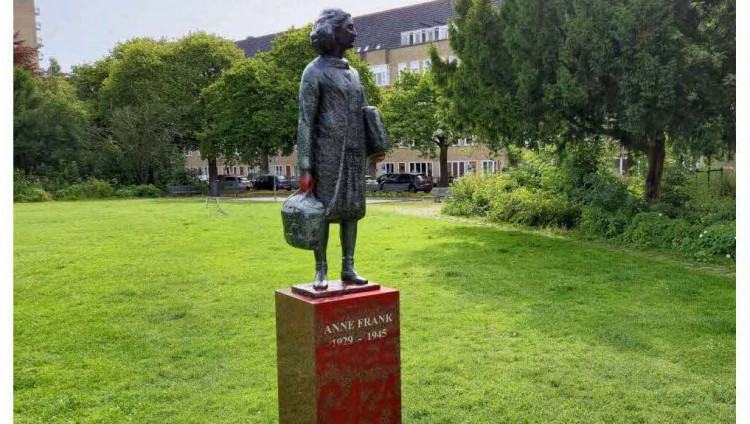 Памятник Анне Франк в Амстердаме осквернили в 80-ю годовщину со дня ее ареста
