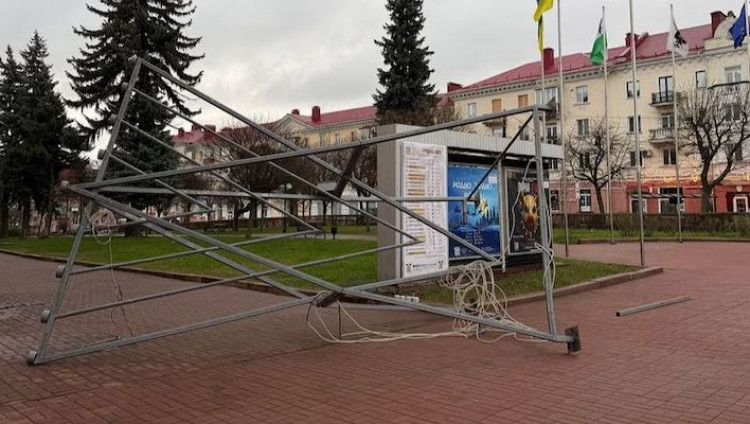 В Чернигове свалили ханукальную менору