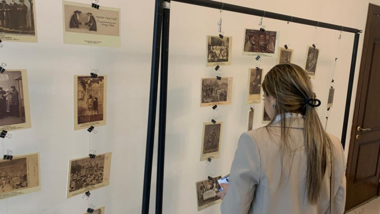 В дербентской синагоге «Келе-Нумаз» открылась выставка почтовых открыток к Хануке