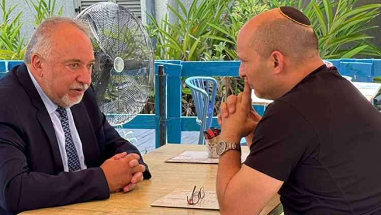 Беннет и Либерман провели неофициальную встречу в центре Тель-Авива
