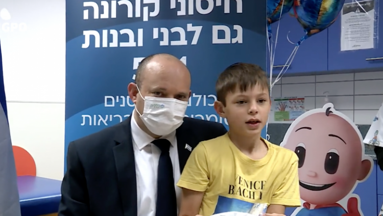Премьер-министр Израиля привел своего 9-летнего сына на вакцинацию от коронавируса