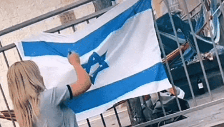 Арабку-сотрудницу «Делек» арестовали за надругательство над флагом Израиля в TikTok