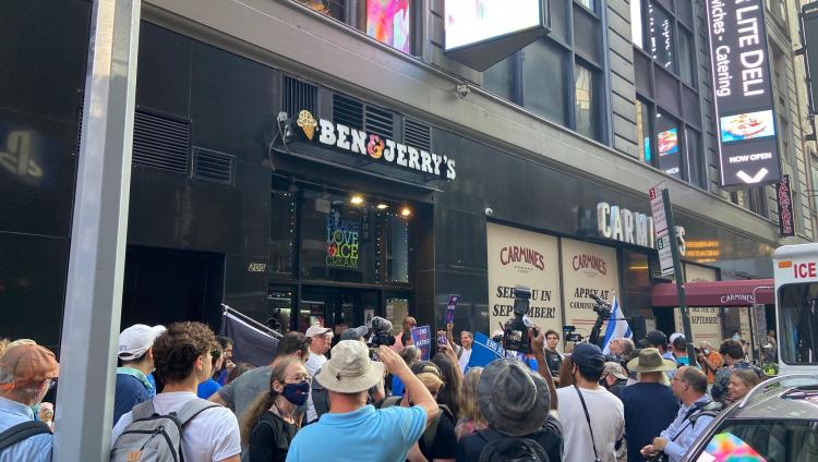 Массовая демонстрация против Ben & Jerry's прошла в Нью-Йорке