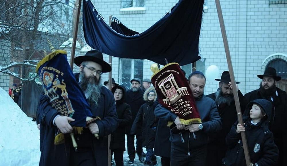 Днепровские евреи подарили бердичевским свиток Торы