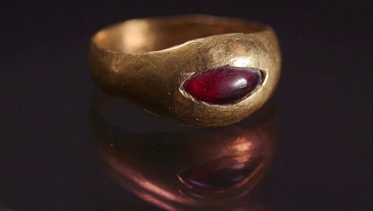 Археологи нашли в Иерусалиме золотое кольцо с гранатом возрастом 2300 лет