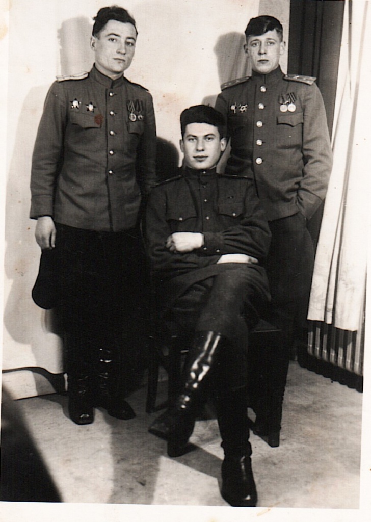 Германия, г. Дессау, 1945 год. Сидит Семен Штейнер, стоят слева Шай Гольденберг, справа-Иван Болдырев.jpg