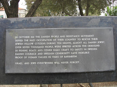 Доска у памятника на площади Дании в Иерусалиме.JPG