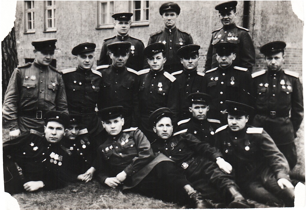 Германия, г. Дессау, 1945 год. Шай Гольденберг (во втором ряду третий справа) среди офицеров 3-го дивизиона 89-й артиллерийской бригады 12-й артиллерийской дивизии.jpg