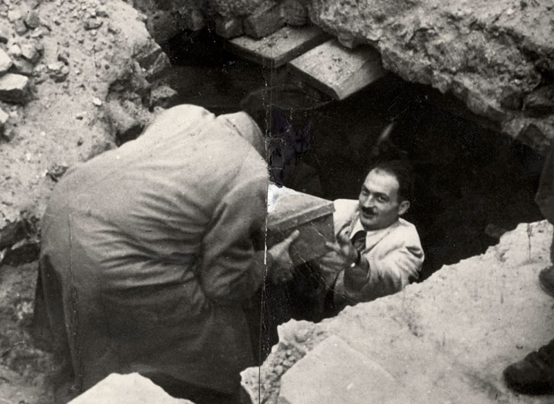The-first-Oneg-Shabbat-archive-cache-is-recovered-from-the-ruins-of-the-Warsaw-Ghetto-in-Warsaw-Poland-September-1946.-Yad-Vashem.jpg