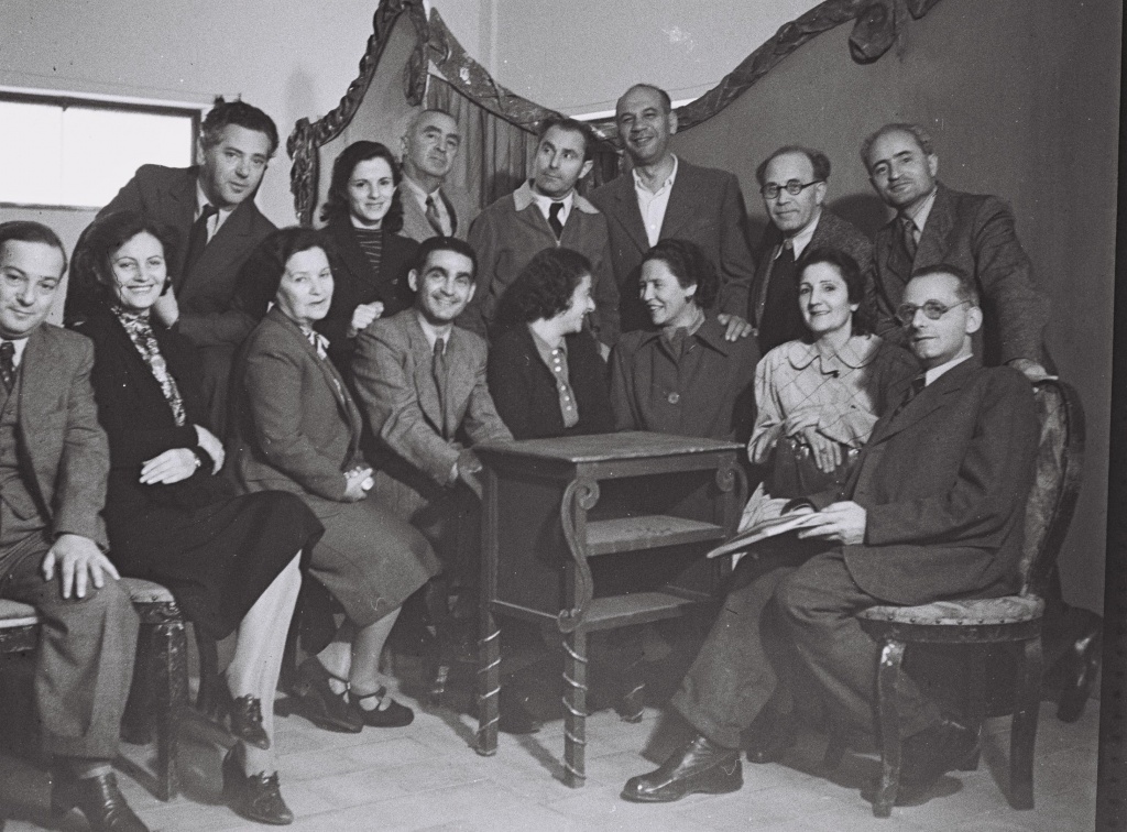 Flickr_-_Government_Press_Office_(GPO)_-_A_GROUP_PHOTO_OF_ACTORS_IN_THE_HABIMA_THEATRE.jpg