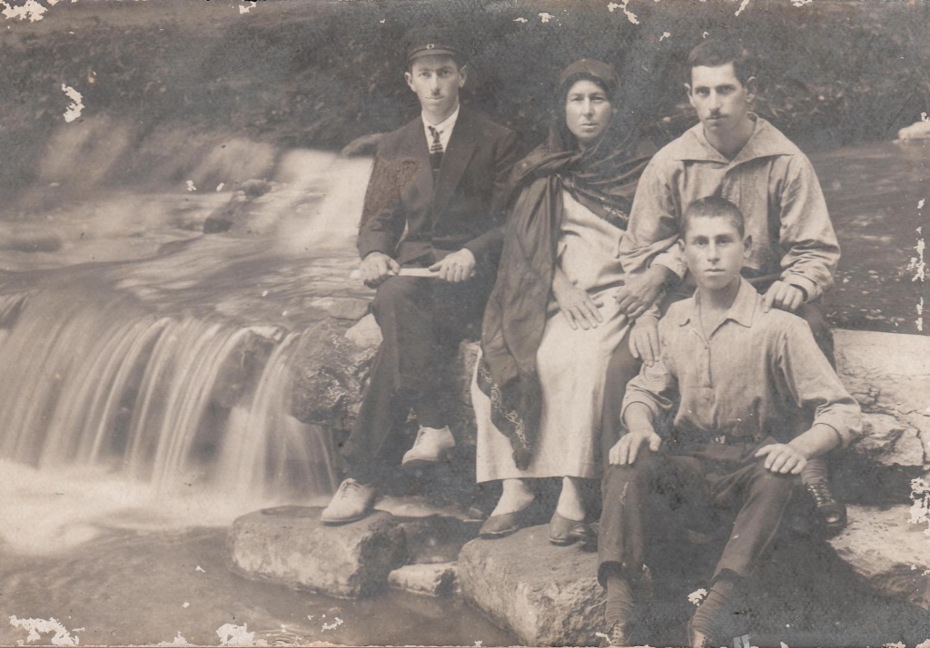 Слева Авшалум Абрамов, Илюшвагъ - мать, справа сын Сави, сидит впереди Хизгиё, 1925-1930 гг., Кисловодск.jpg