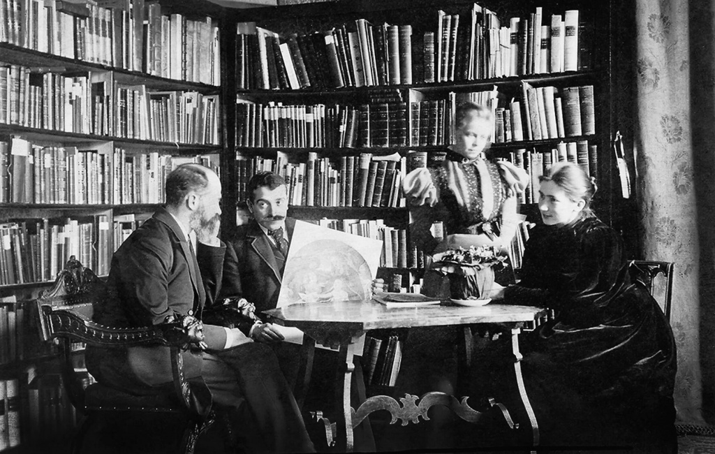 В библиотеке (Варбург - 2-ой слева) .jpg