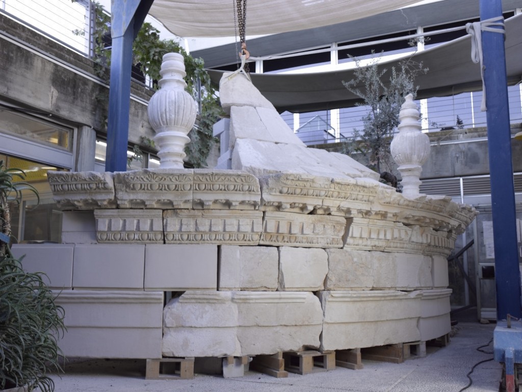 Restoration-work-on-the-upper-story-of-Herods-mausoleum-photo-by-Meidad-Suchowolski.jpg