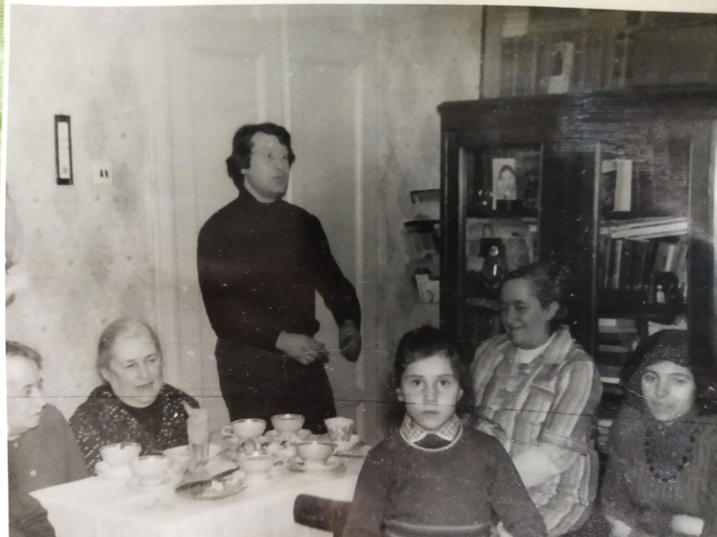 Борис Гиршевич поет у себя дома на идише. В гостях — родня из Минска. Конец 1970-х — начало 1980-х.jpg