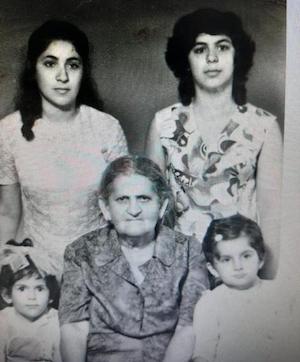 Алхазова Маги с внучками.JPG